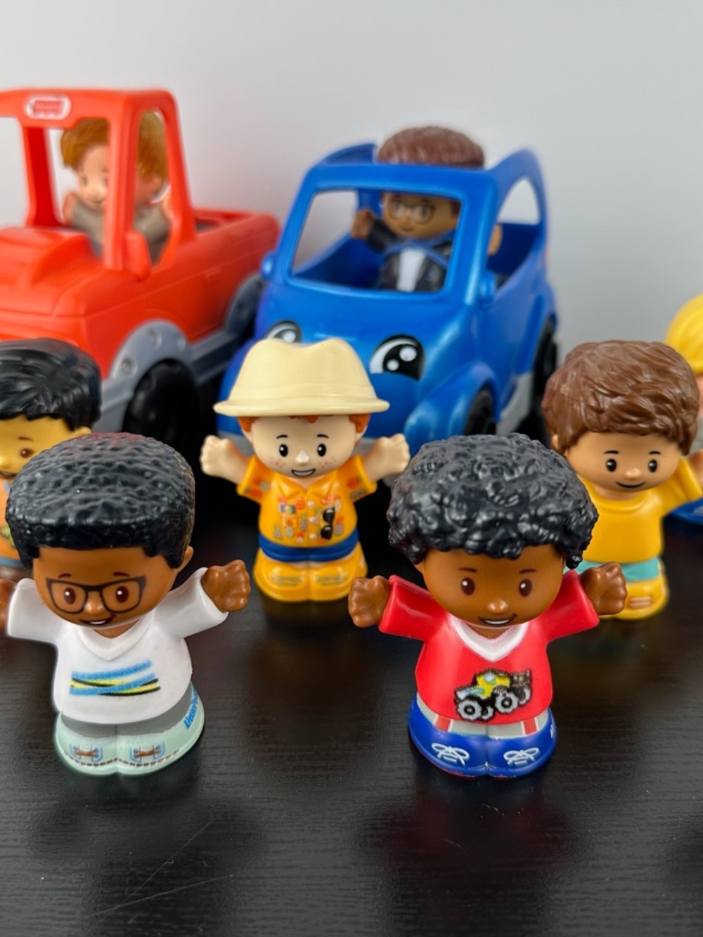 Fisher Price Little People Blue Electric Car, Pick Up Truck & 13 Boy Figurines - Picture 3 of 8